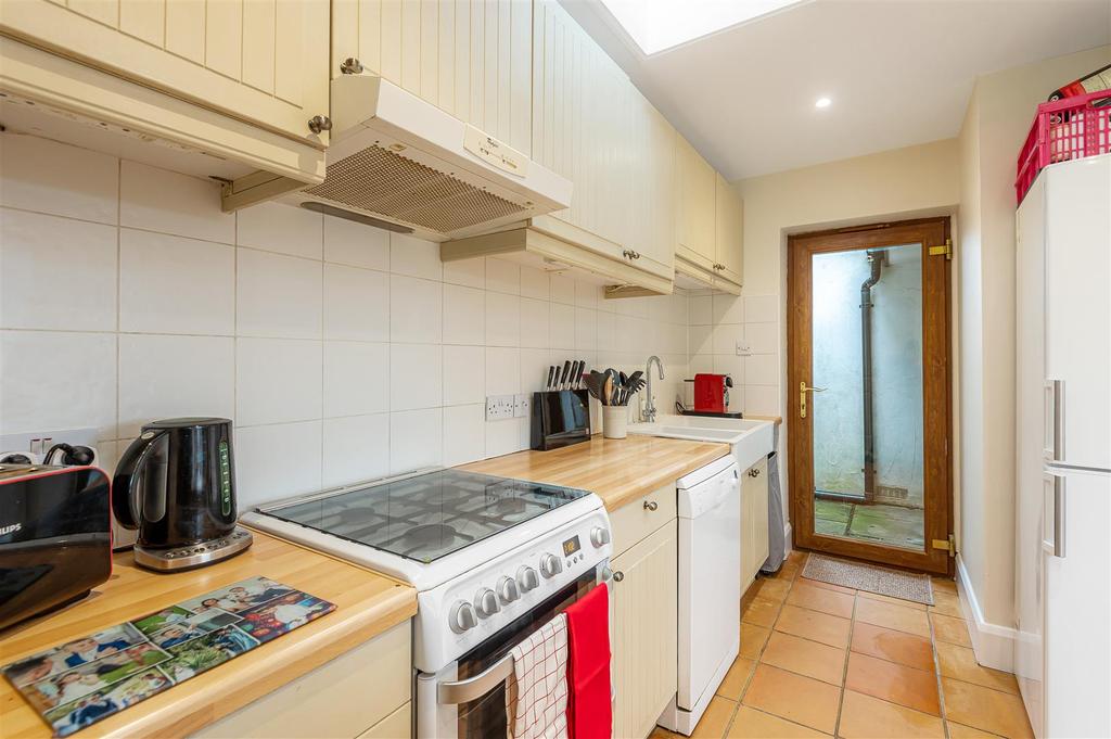 Cobham Way, East Horsley 4 bed bungalow £2,795 pcm (£645 pw)