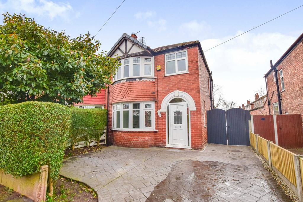 Crofton Avenue, Timperley, Altrincham, Cheshire, WA15 3 bed semi