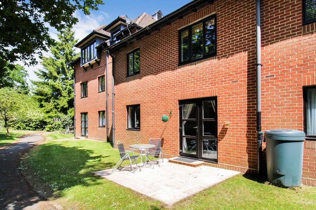 Farley Court, Church Road East, Farnborough, GU14 1 bed apartment for sale £110,000