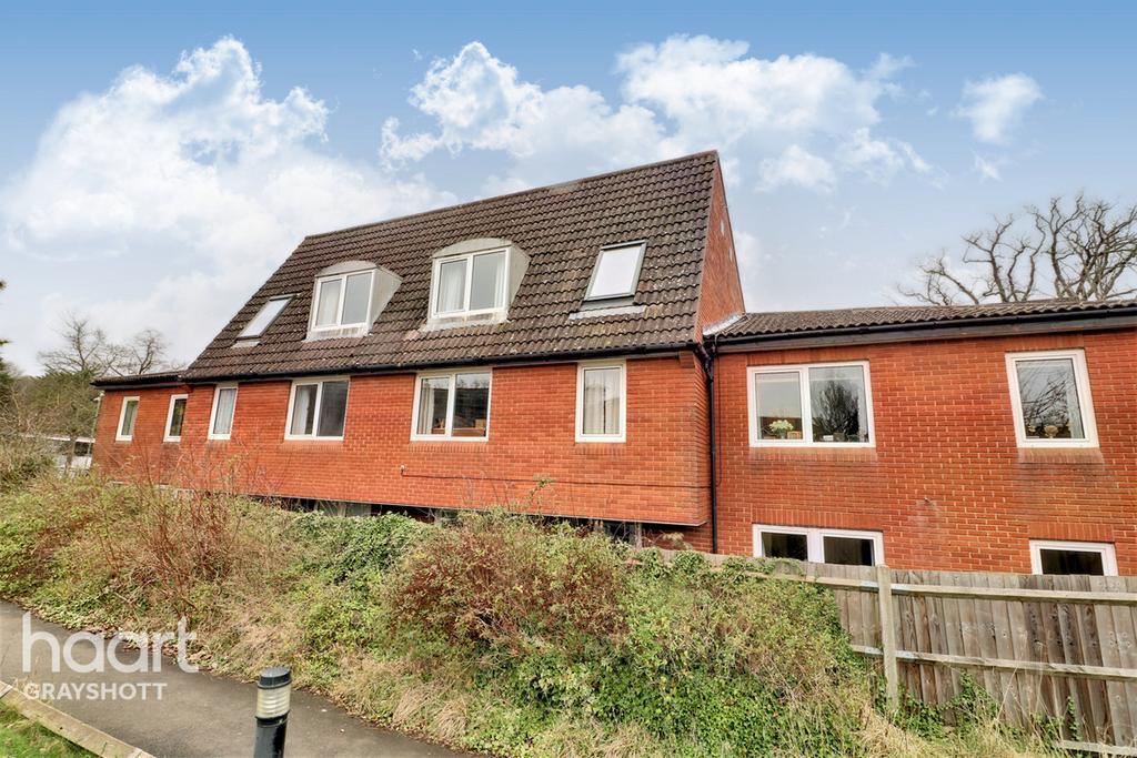 Wey Hill, Haslemere 2 bed apartment for sale £115,000