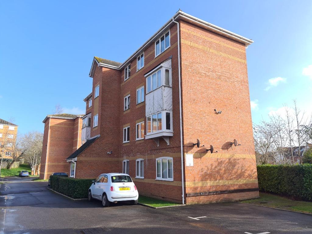 The Grove, Aldershot, GU11 2 bed flat £950 pcm (£219 pw)