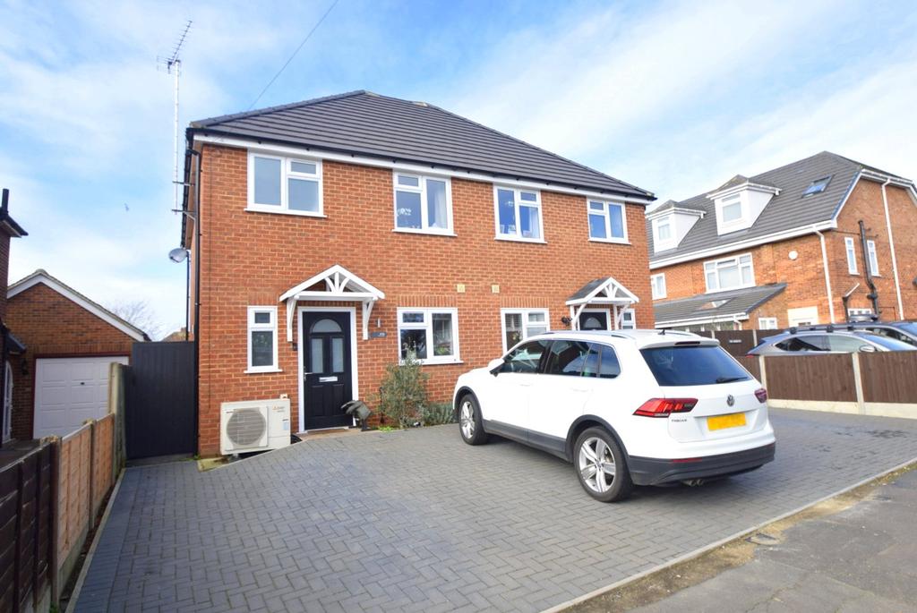 Queens Road, Eton Wick, Berkshire, SL4 2 bed semidetached house £450,000