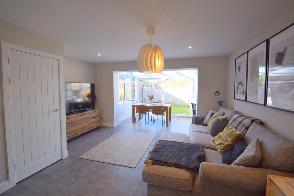 Queens Road, Eton Wick, Berkshire, SL4 2 bed semidetached house £450,000