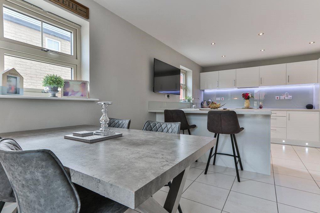 Kesteven Way, Kingswood, Hull, HU7 4 bed detached house £290,000