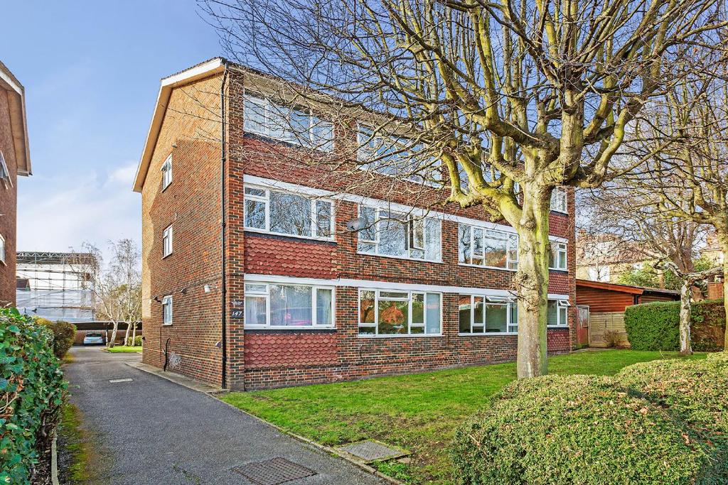 Durham Road, Raynes Park 2 bed flat £450,000