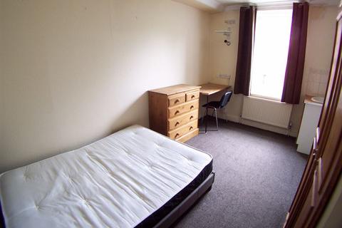 3 bedroom terraced house to rent, Cross Chapel Street, Leeds