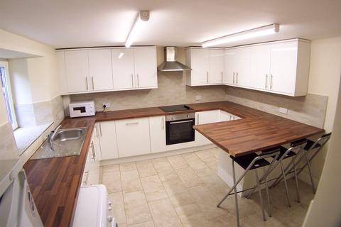 3 bedroom terraced house to rent, Cross Chapel Street, Leeds