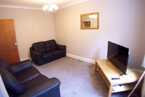 3 bedroom terraced house to rent, Cross Chapel Street, Leeds