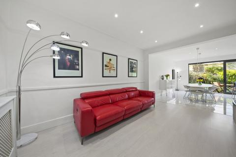 4 Elm Hall Gardens, London, E11 2HX