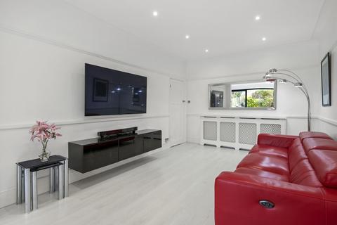 4 Elm Hall Gardens, London, E11 2HX