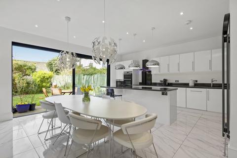 4 Elm Hall Gardens, London, E11 2HX