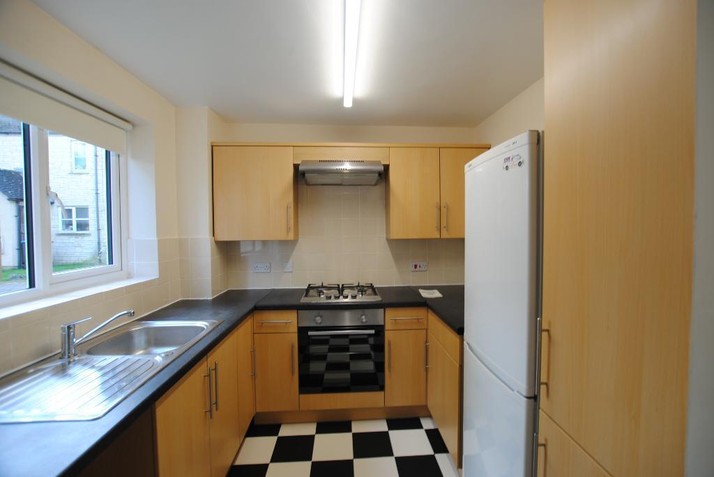 Stow Avenue, Witney, Oxfordshire, OX28 5GR 2 bed semidetached house