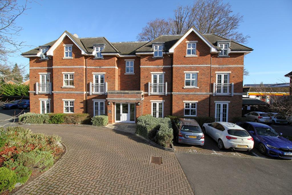 Bramshott Place, Fleet, GU51 2 bed flat £235,000