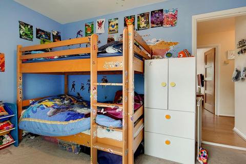 35 Azalea Close, London, W7 3QA