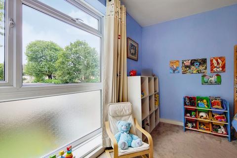 35 Azalea Close, London, W7 3QA