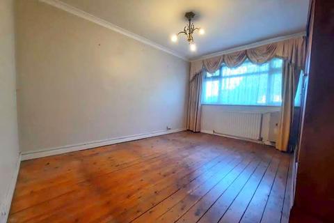 15 Horsham Road, Feltham, TW14 8LN