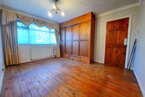 15 Horsham Road, Feltham, TW14 8LN