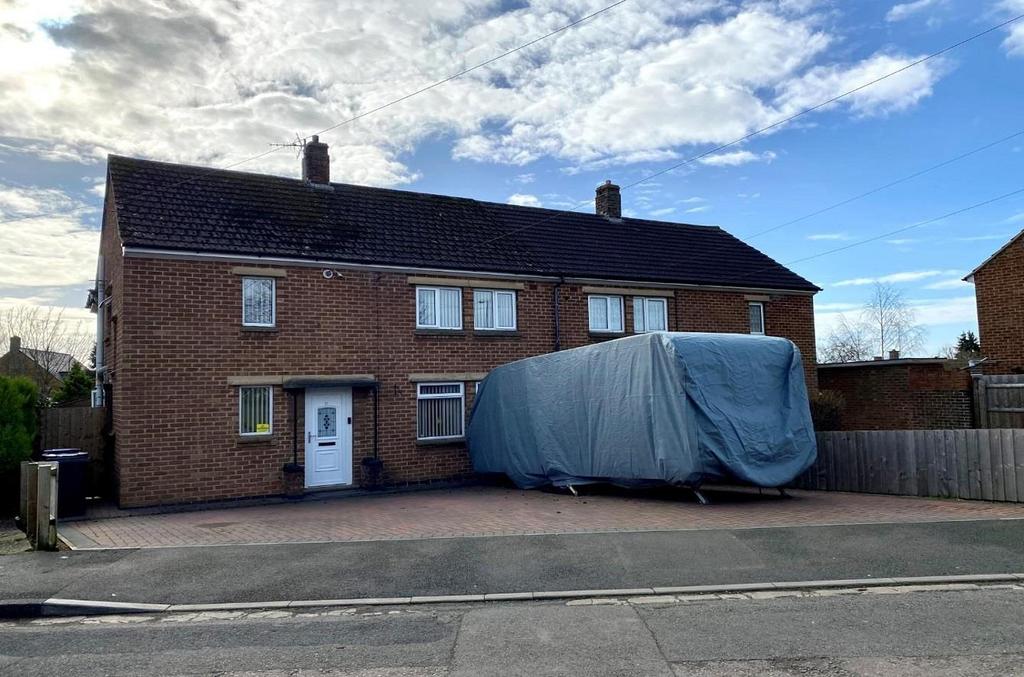Farmclose Road, Wootton, Northampton, NN4 4 bed semidetached house £
