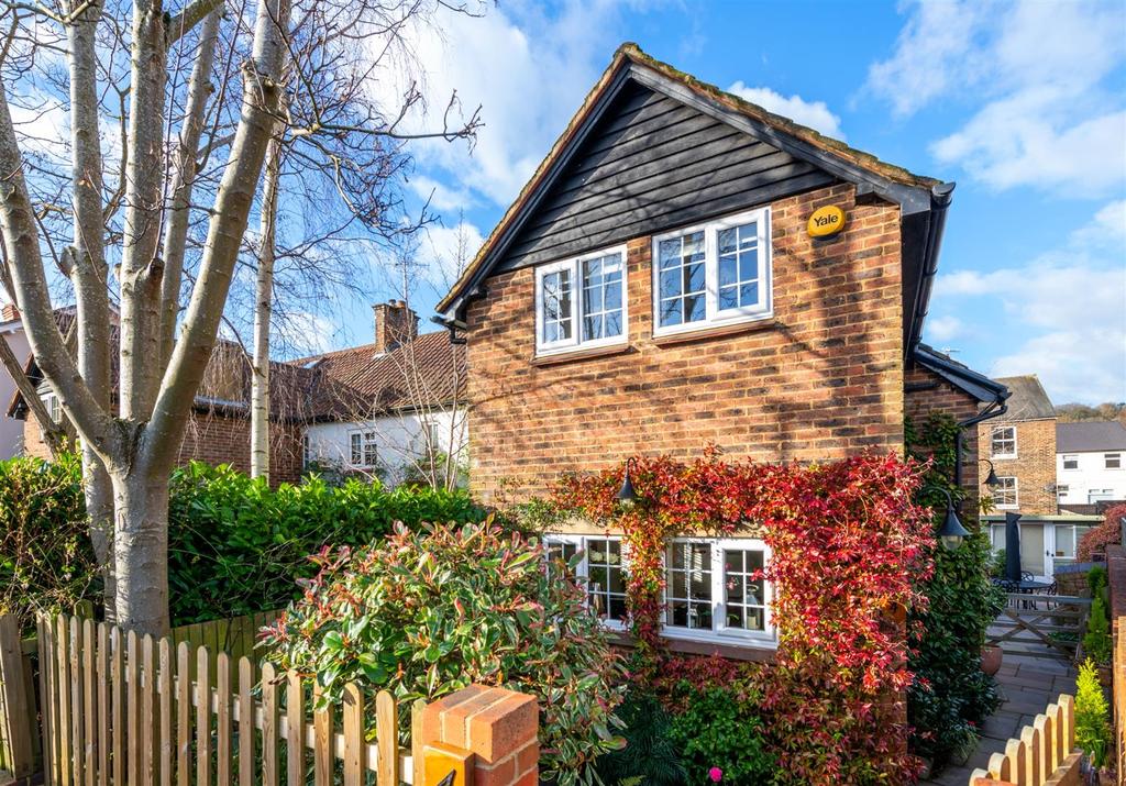 Redstone Road, Redhill 2 bed end of terrace house £500,000