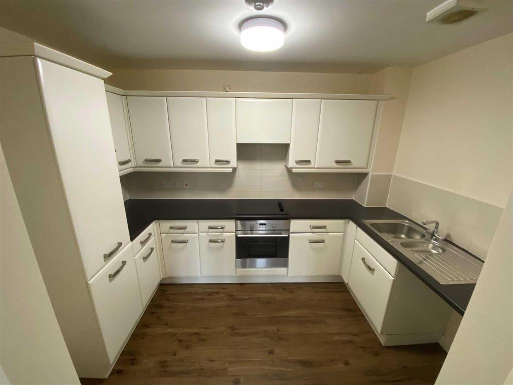 Deansgate Lane, Timperley, Altrincham 2 bed apartment £105,000