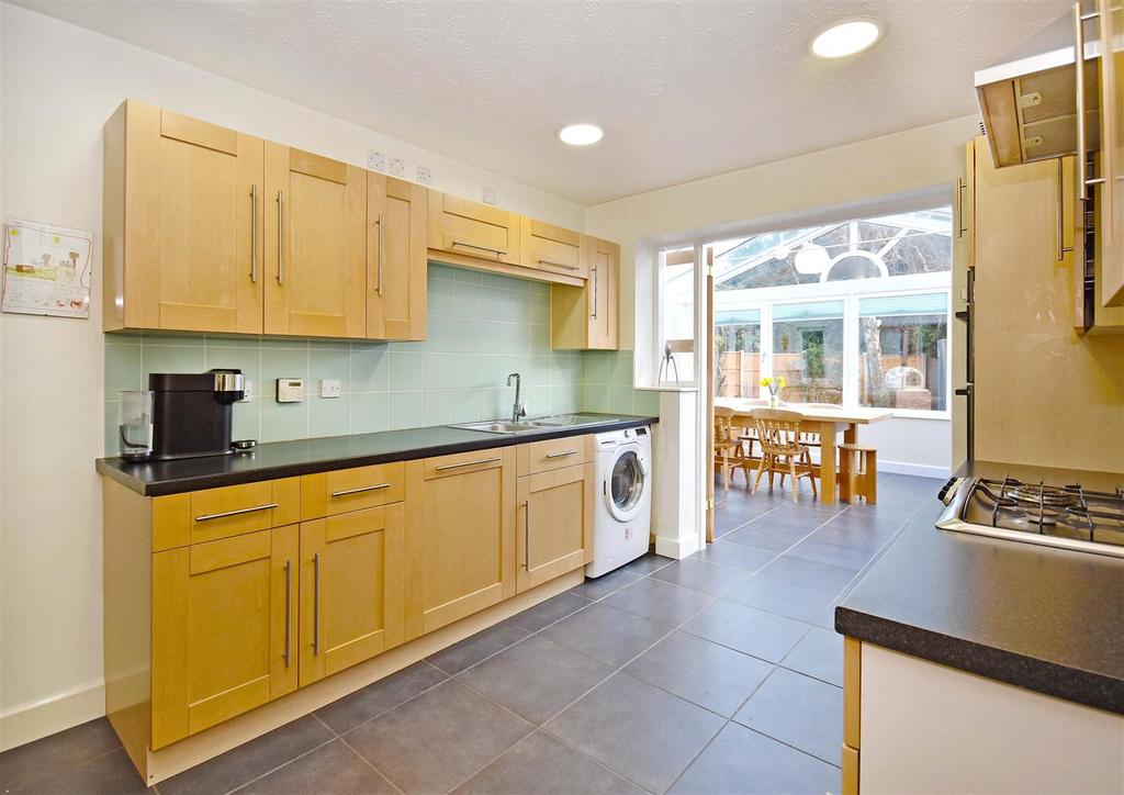 16 Washbrook kitchen2.jpg