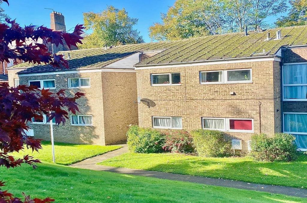 Lone Pine Court, Brixworth... 2 bed flat £695 pcm (£160 pw)