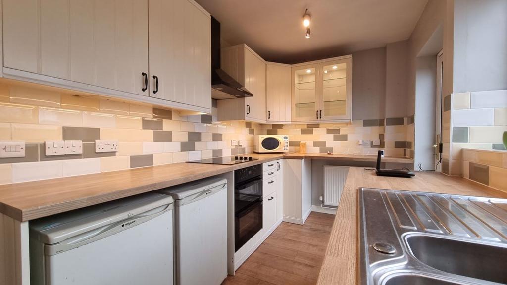 Wrekin Drive, Stourbridge 3 bed semidetached house £925 pcm (£213 pw)