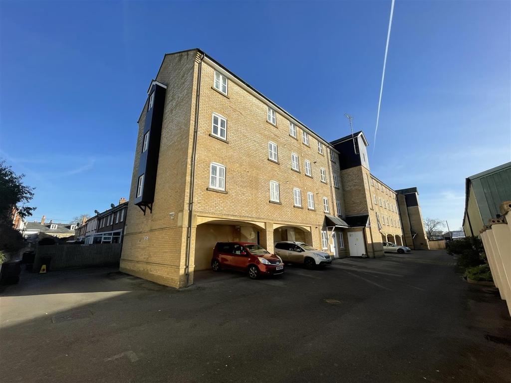 West Allington, Bridport 2 bed apartment £775 pcm (£179 pw)