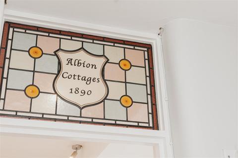 9 Albion Road, Reigate, RH2 7JY