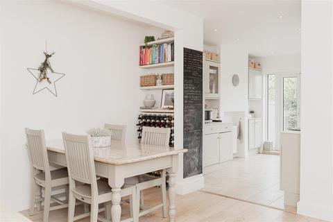 9 Albion Road, Reigate, RH2 7JY