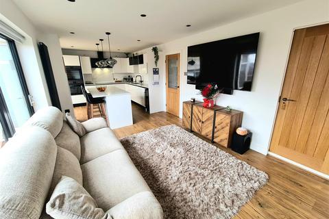 13 Cambridge Drive, Nuneaton, CV10 8LW