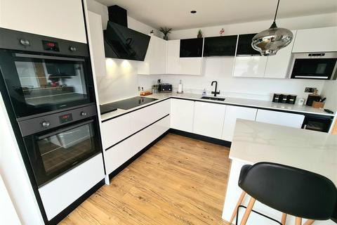 13 Cambridge Drive, Nuneaton, CV10 8LW