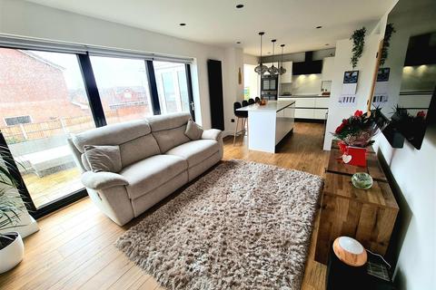 13 Cambridge Drive, Nuneaton, CV10 8LW