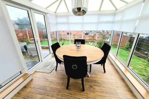 13 Cambridge Drive, Nuneaton, CV10 8LW