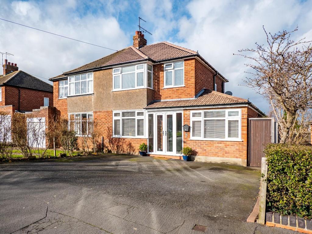 Moorhill Road, Whitnash, Leamington Spa 3 bed semidetached house £