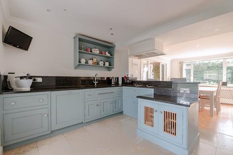 12 Cedar Grove, Amersham, HP7 9BG