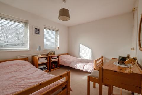 12 Cedar Grove, Amersham, HP7 9BG