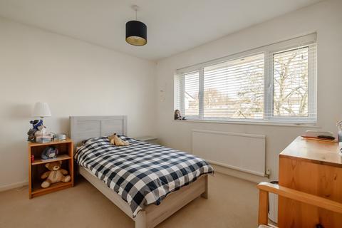 12 Cedar Grove, Amersham, HP7 9BG