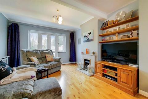 18 Thicket Grove, Dagenham, RM9 4NR
