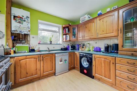 18 Thicket Grove, Dagenham, RM9 4NR
