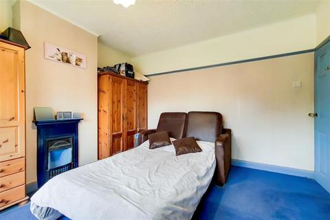 18 Thicket Grove, Dagenham, RM9 4NR