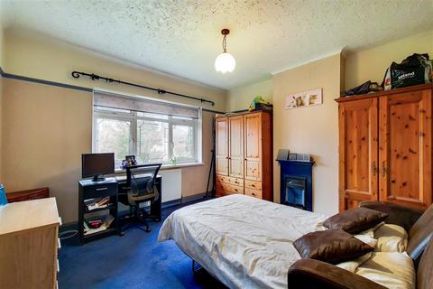 18 Thicket Grove, Dagenham, RM9 4NR