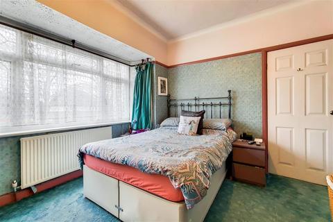 18 Thicket Grove, Dagenham, RM9 4NR