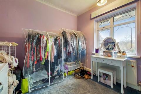 18 Thicket Grove, Dagenham, RM9 4NR