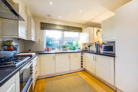 32 Craig Road, Richmond, TW10 7JT