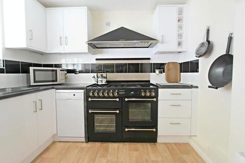 32 Hickmans Close, Godstone, RH9 8EA