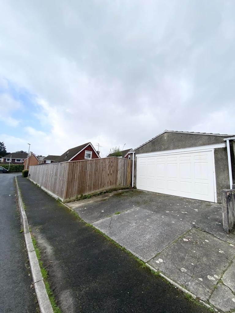 Cleeve Drive, Ivybridge 4 bed detached bungalow £1,300 pcm (£300 pw)