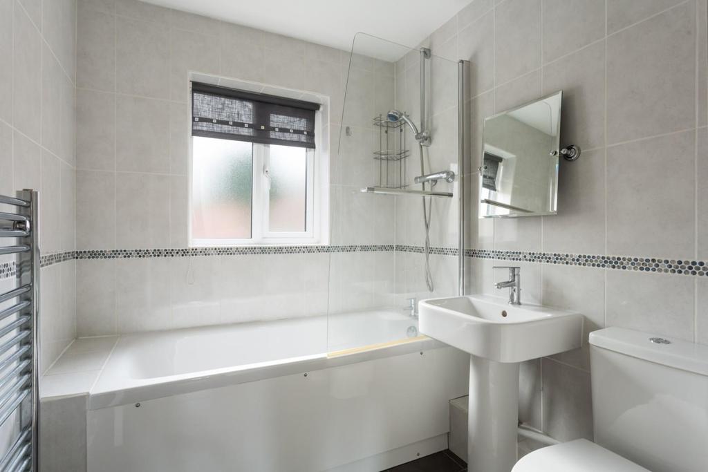 6 Florence Court Bathroom.jpg