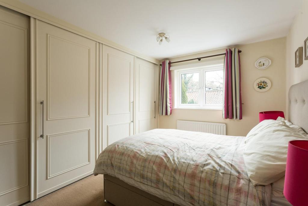 6 Florence Court Bedroom with en suite.jpg