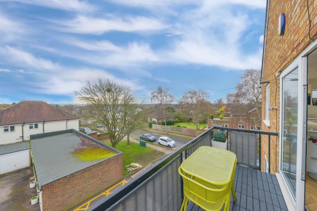 Midway, St. Albans, AL3 4BQ 2 bed apartment £315,000